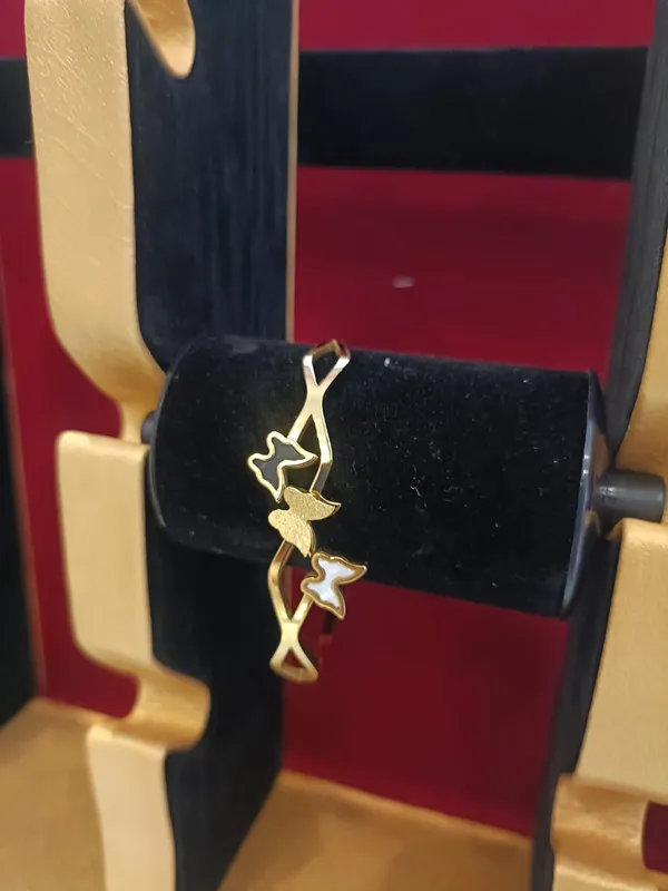 Gold_Metal_Triple_Star_Design_Ring_For_Women
