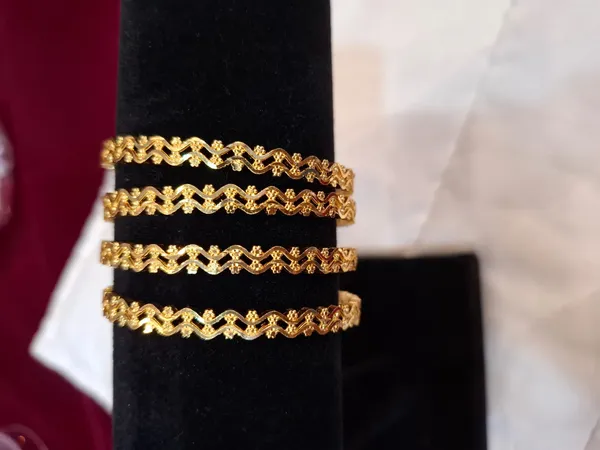Gold_Metal_Zigzag_Pattern_Bangles_Set_Of_4_For_Women