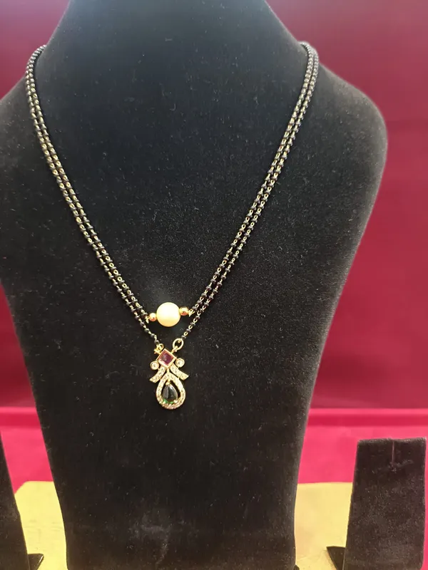 Gold_And_Red_Metal_Pearl_Pendant_Necklace_For_Women