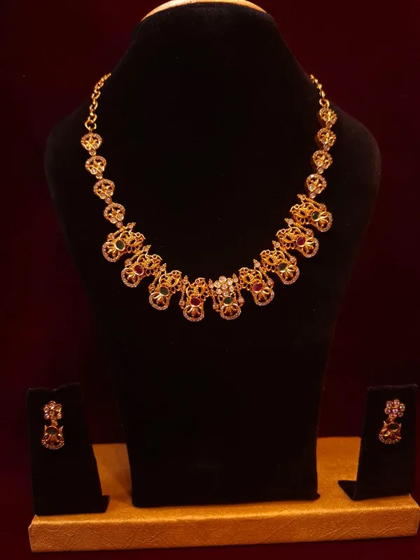 Gold_Metal_Stone_Studded_Floral_Necklace_Set_For_Women