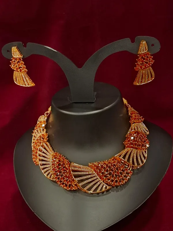 Contemporary_Gold_Fan_Shape_Choker_Necklace_with_Orange_Stone_Clusters