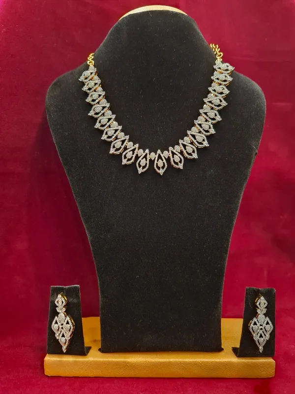 Diamond_Geometric_Tear-Drop_Pattern_Collar_Necklace