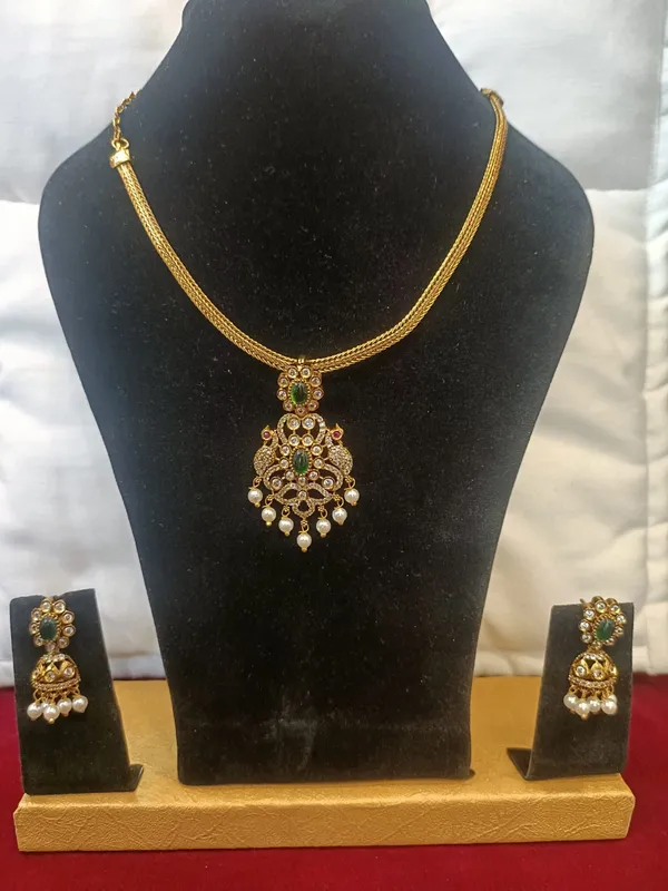 Antique_Gold_Metal_Kundan_Pearl_Pendant_Necklace_Set_For_Women