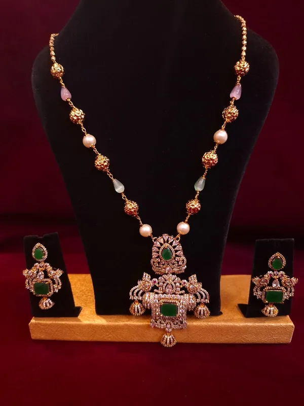 Antique_Gold_Metal_Green_Stone_Necklace_Set_For_Women