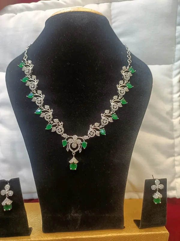 Silver_And_Green_Metal_Floral_Stone_Necklace_Set_For_Women