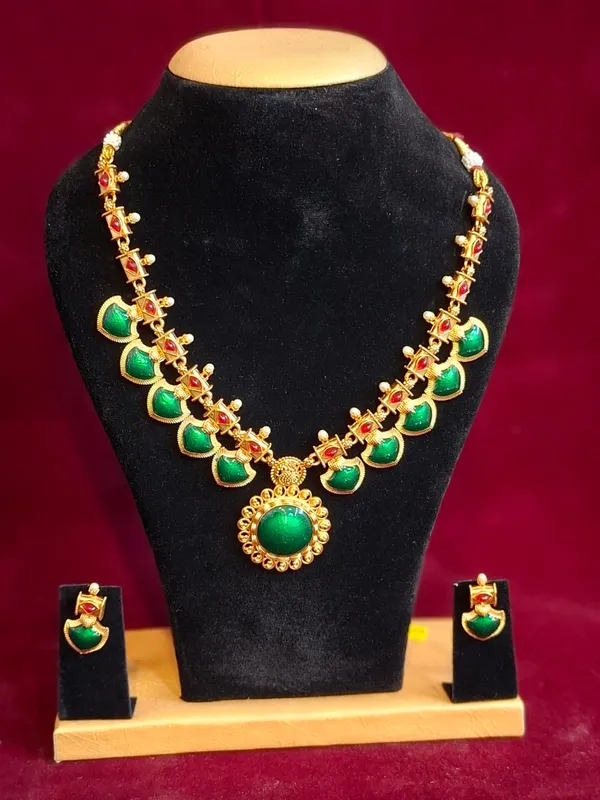 Green_And_Gold_Stone_Mango_Motif_Metal_Necklace_Set_For_Women