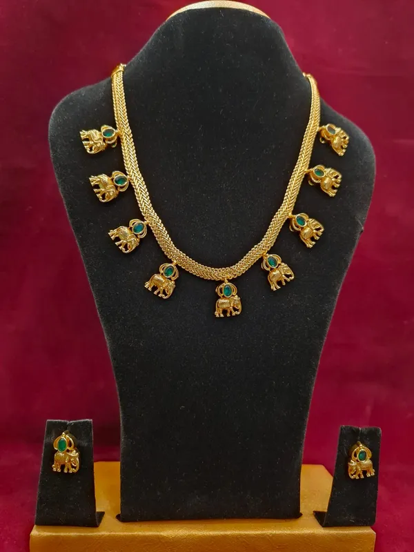 Traditional_Gold_Chain_Necklace_with_Hanging_Elephant_Motifs_and_Green_Stones