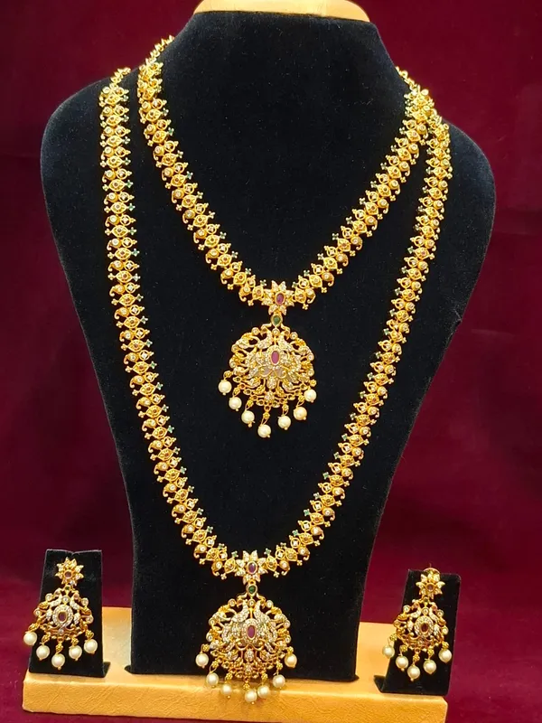 Traditional_Layered_Gold_Necklace_Set_with_Hanging_Pearls