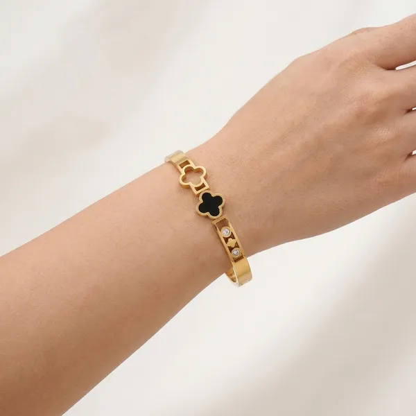 Gold_Metal_Clover_Design_Stone_Bracelet_For_Women