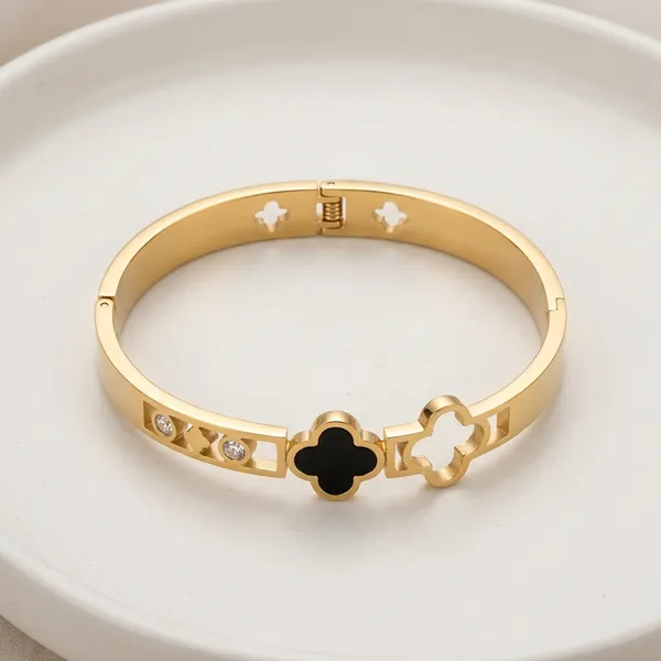 Gold_Metal_Clover_Design_Stone_Bracelet_For_Women