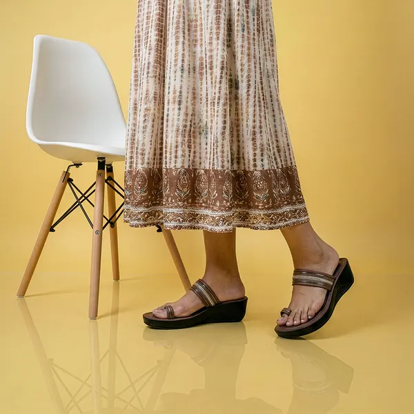Women's_Stylish_Toe-Ring_Diamond_Strap_Wedge-Heel_Sandal-7024-Brown