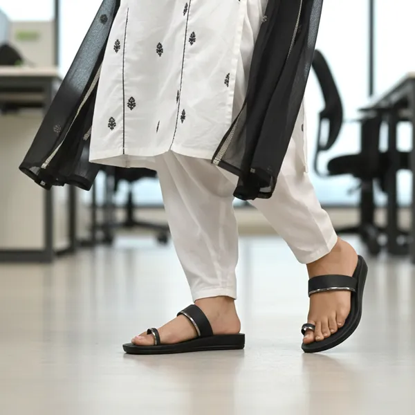 Women's_Stylish_Toe-Ring_Single-Straps_Sandal-8040-Black