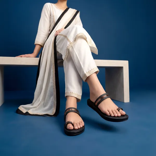 Women's_Minimal_Metallic_Toe-Ring_Sandal_8043-Black