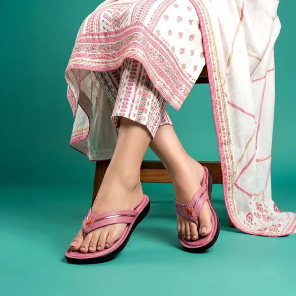 Women’s_Single_Metallic_Line_V-Strap_Sandal_8028-Carrot