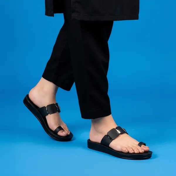 Women's_Stylish_Toe-Ring_Single_Studded-Straps_Sandal-8018-Black