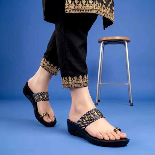Women's_Stylish_Braided_Pattern_Strap_Toe-Ring_Wedge-Sandal-7017-Black