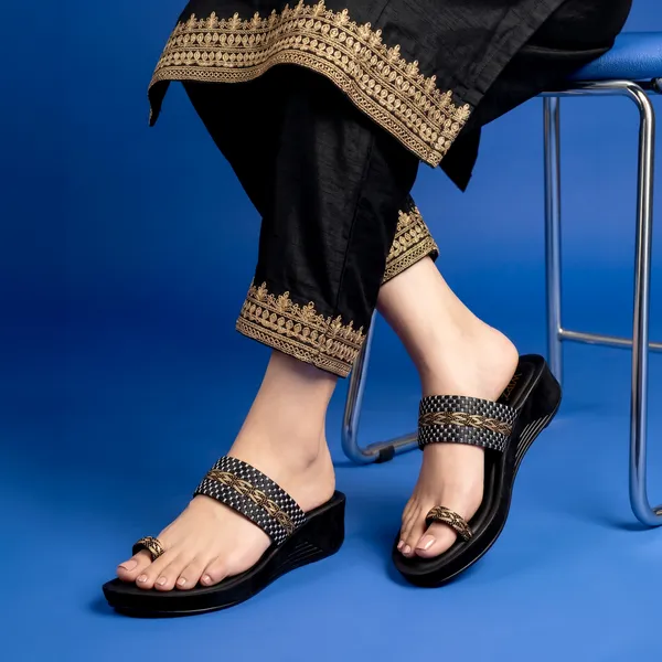 Women's_Stylish_Braided_Pattern_Strap_Toe-Ring_Wedge-Sandal-7017-Black