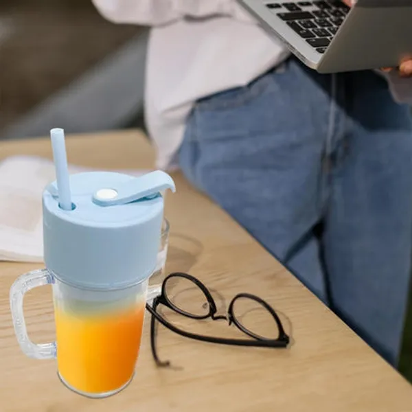 Blue_And_Clear_Juicer_Blender_Plastic_Portable_Juicer