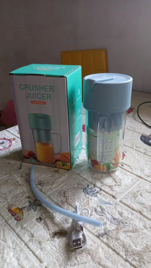Blue_And_Clear_Juicer_Blender_Plastic_Portable_Juicer