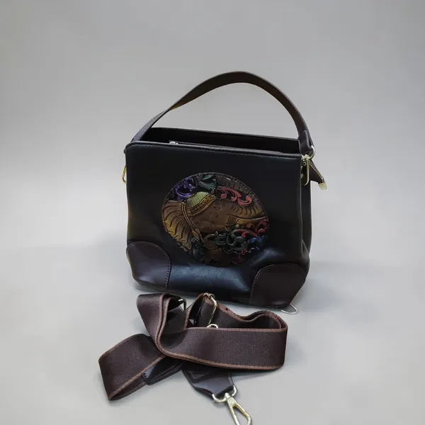Black_Leather_Handbag_With_Sling_Strap_For_Women