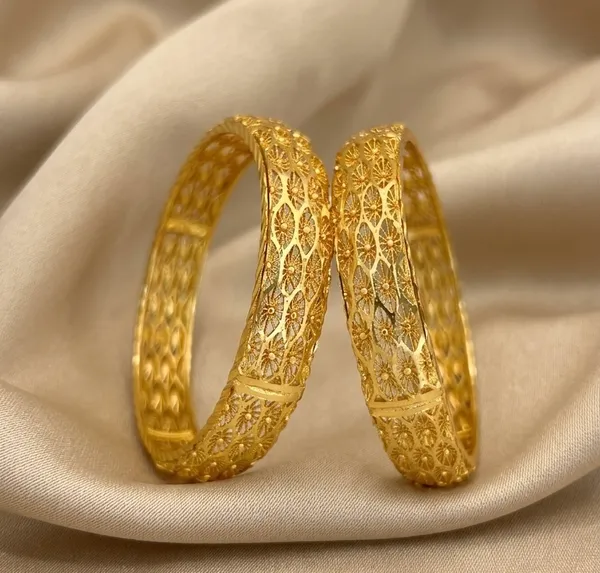 Gold_Metal_Textured_Floral_Motif_Bangles_For_Women
