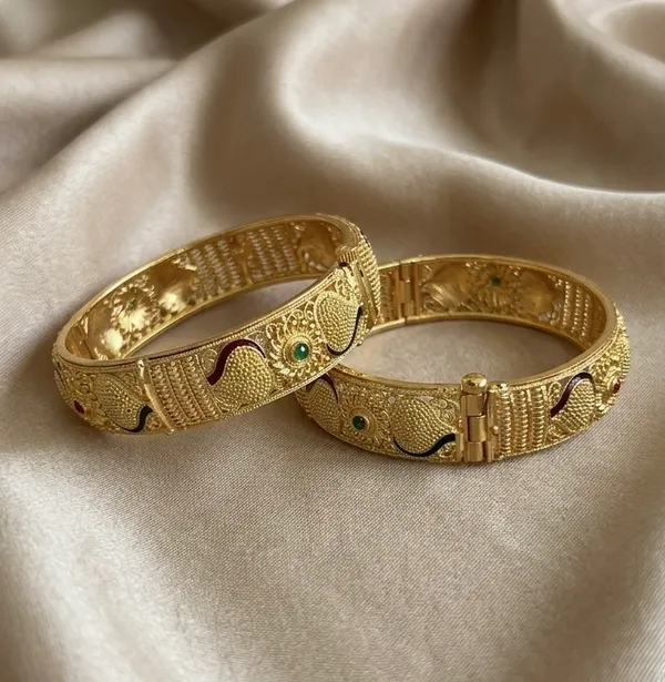 Gold-Plated_Star_Geometric_Textured_Bangles_For_Women