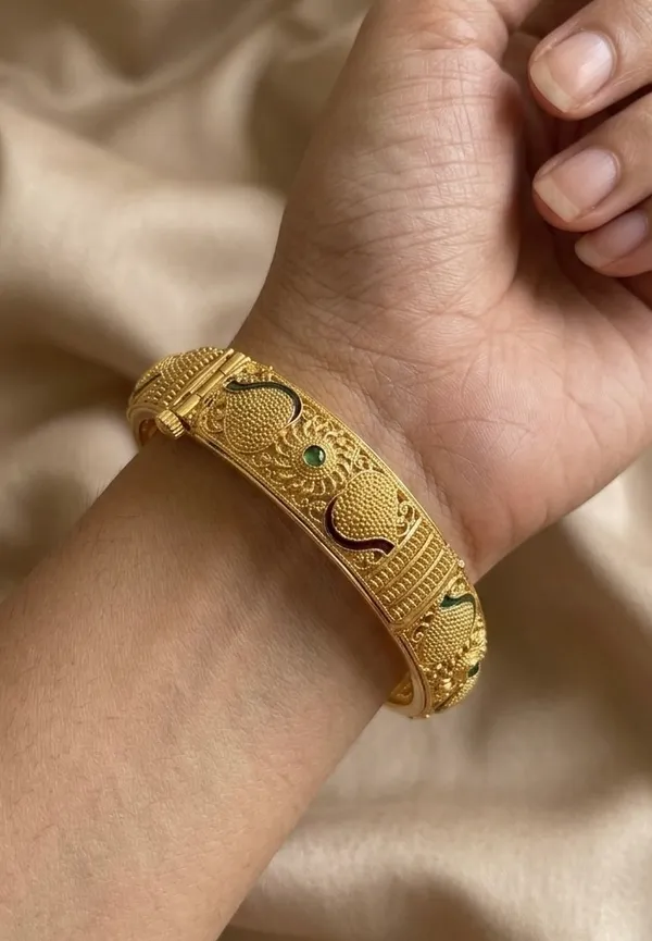 Gold-Plated_Star_Geometric_Textured_Bangles_For_Women