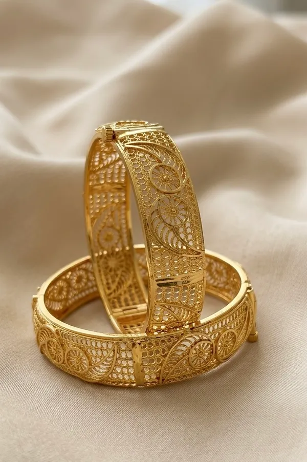 Gold_Metal_Meenakari_Floral_Enamel_Bangles_For_Women