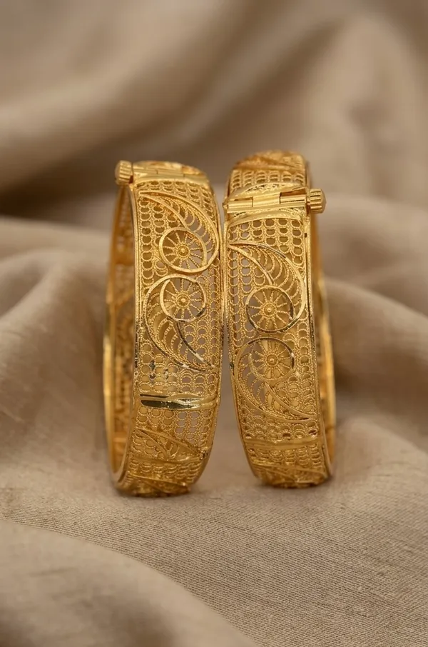 Gold_Metal_Meenakari_Floral_Enamel_Bangles_For_Women