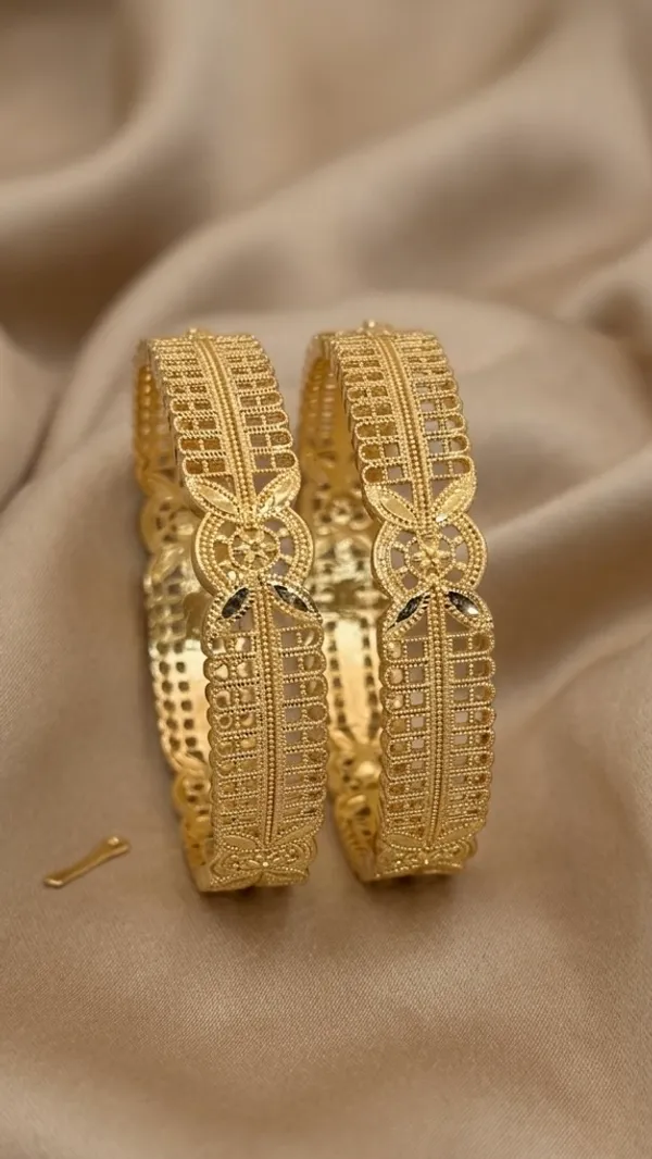 Gold_Metal_Filigree_Black_Stone_Floral_Bangles_For_Women