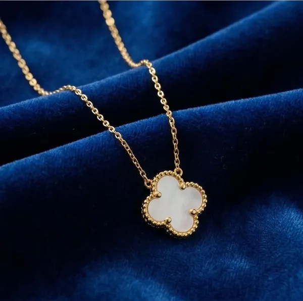 Clover_Jewelry_Set_With_Necklace_And_Earrings
