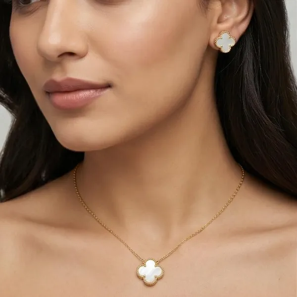 Clover_Jewelry_Set_With_Necklace_And_Earrings
