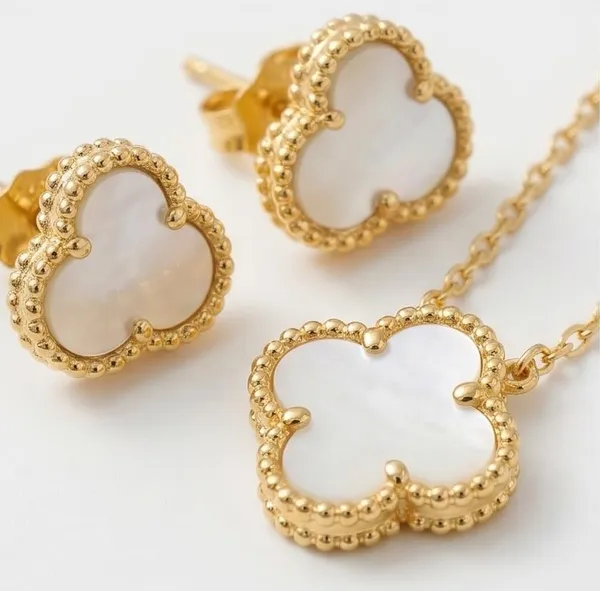 Clover_Jewelry_Set_With_Necklace_And_Earrings