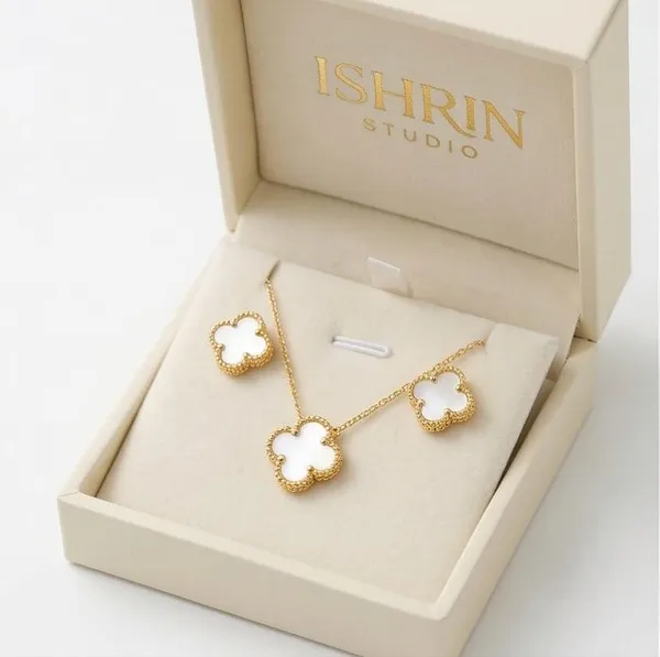 Clover_Jewelry_Set_With_Necklace_And_Earrings