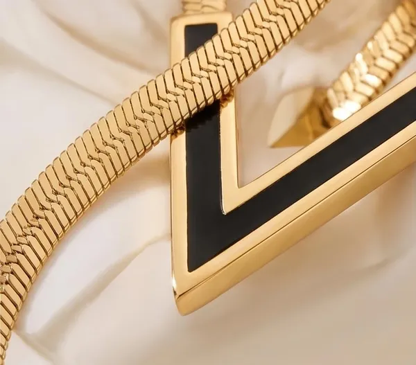 V_Shape_Pendant_Necklace_For_Women