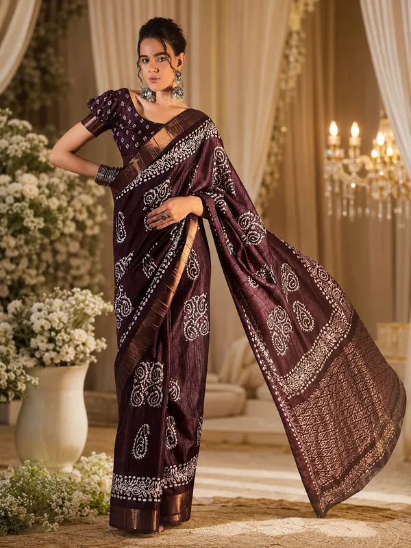 Elegant_Coffee_Brown_Saree_with_Traditional_Print