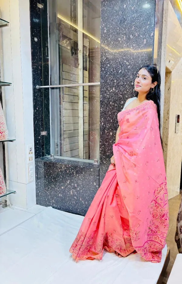 Elegant_Coral_Pink_Handwoven_Saree_with_Rich_Woven_Pallu