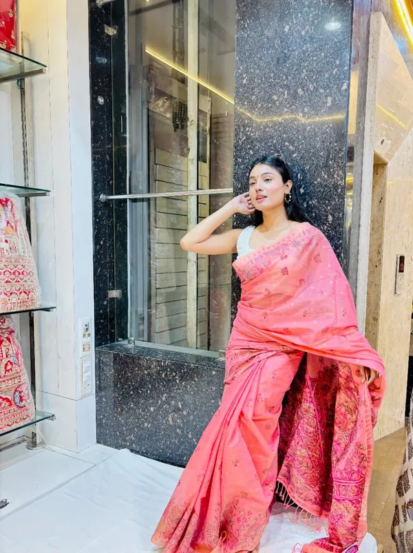 Elegant_Coral_Pink_Handwoven_Saree_with_Rich_Woven_Pallu