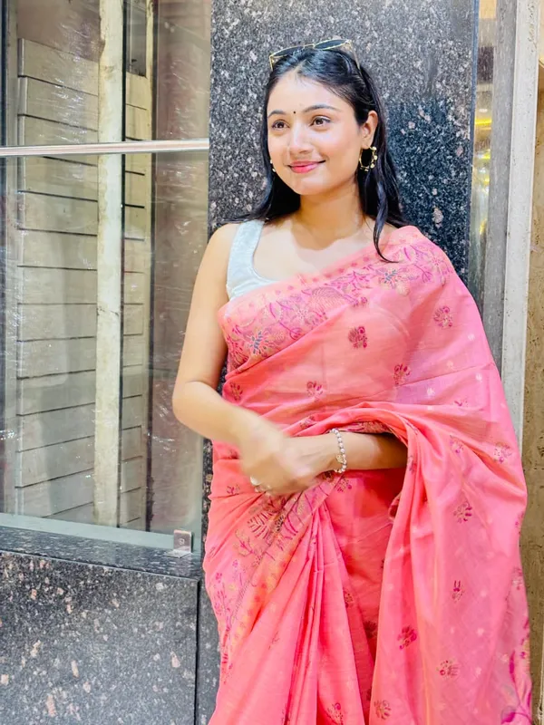 Elegant_Coral_Pink_Handwoven_Saree_with_Rich_Woven_Pallu