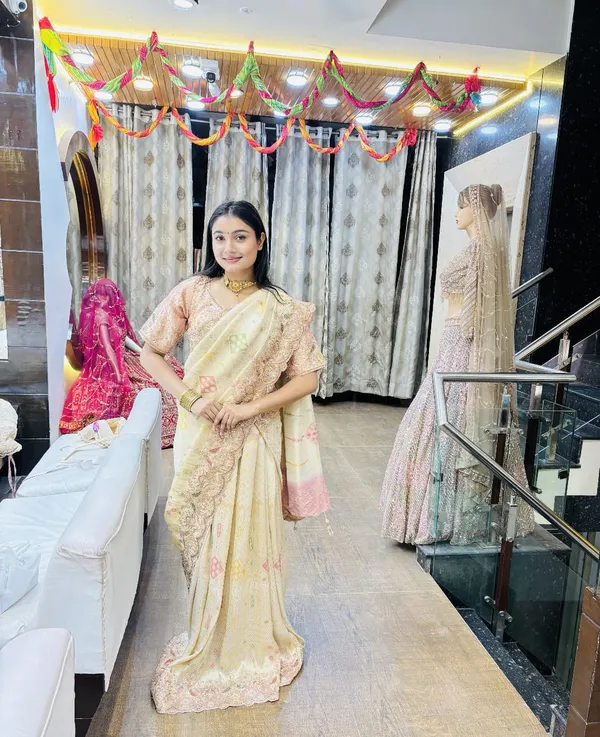 Elegant_Ivory_Handwork_Designer_Saree_with_Embroidered_Border