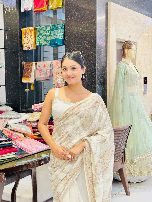 Elegant_Ivory_Kashmiri_Embroidery_Saree_–_Timeless_Ethnic_Grace