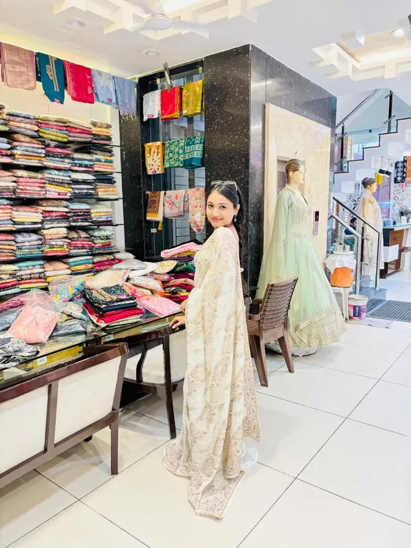 Elegant_Ivory_Kashmiri_Embroidery_Saree_–_Timeless_Ethnic_Grace