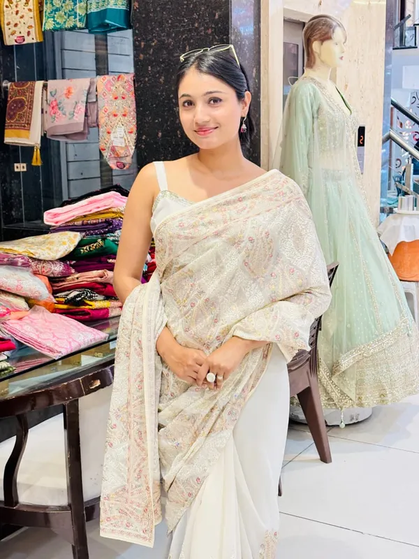 Elegant_Ivory_Kashmiri_Embroidery_Saree_–_Timeless_Ethnic_Grace