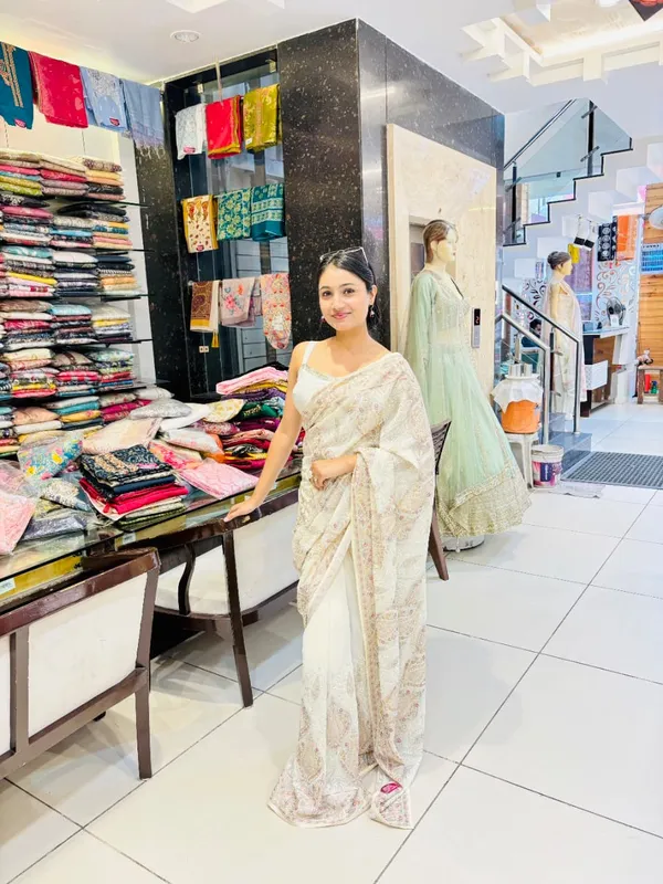 Elegant_Ivory_Kashmiri_Embroidery_Saree_–_Timeless_Ethnic_Grace
