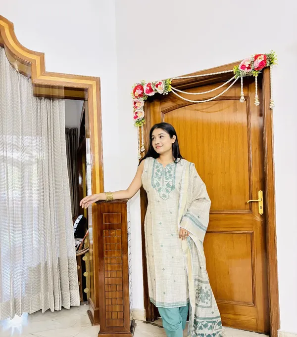 Elegant_Off-White_Embroidered_Kurti_Pant_Set_with_Dupatta_|_Cotton_Blend_Ethnic_Suit_for_Women