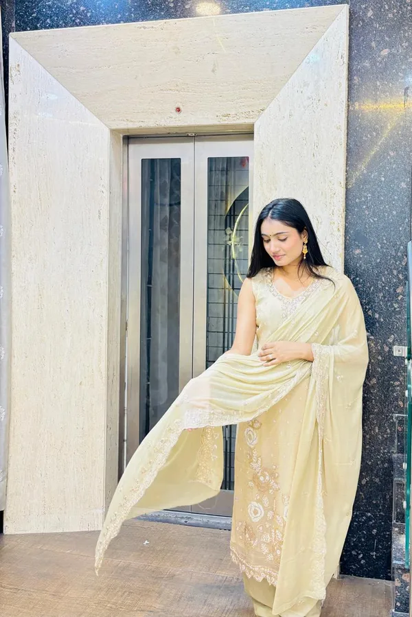 Golden_Elegant_Handwork_Suit_Set