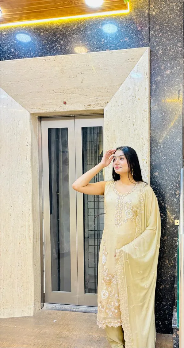 Golden_Elegant_Handwork_Suit_Set