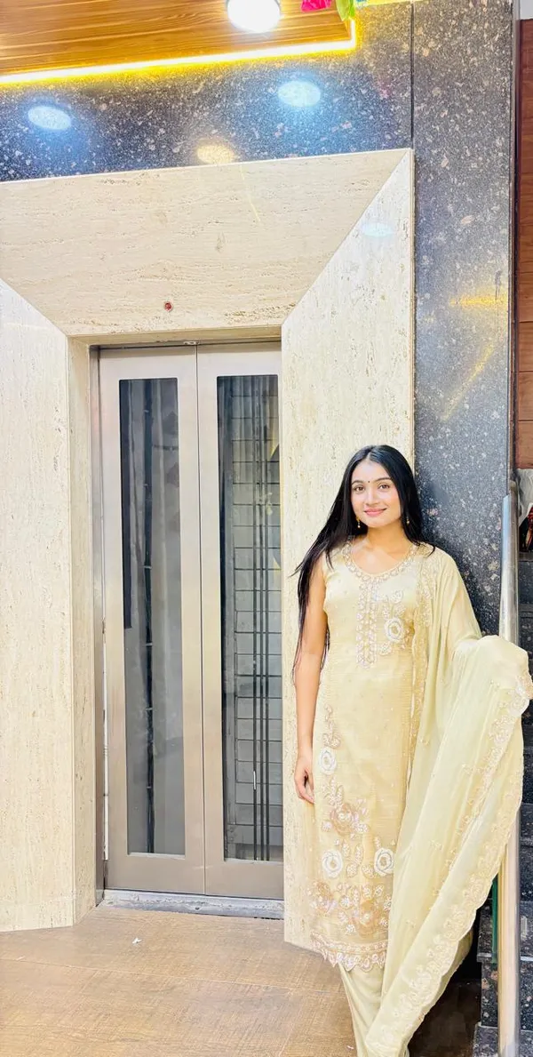 Golden_Elegant_Handwork_Suit_Set