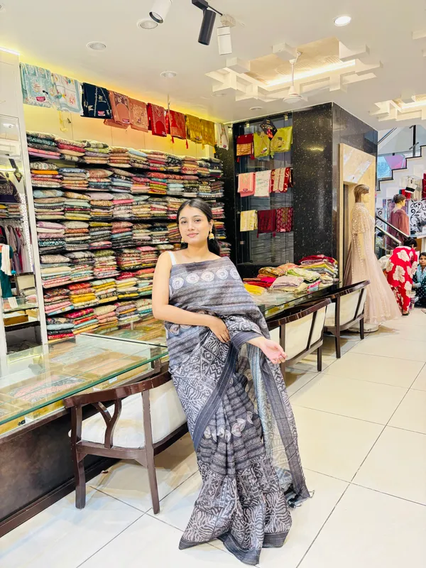 Artistic_Tribal_Print_Saree_In_Smoky_Grey