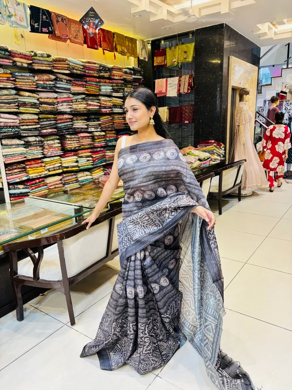 Artistic_Tribal_Print_Saree_In_Smoky_Grey